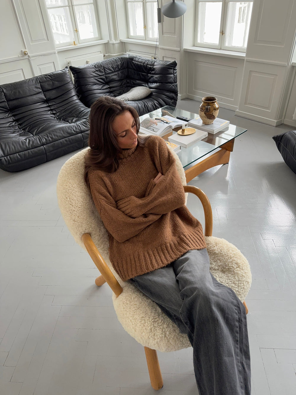 Valdamara oversized striktrøje med turtleneck - Brun