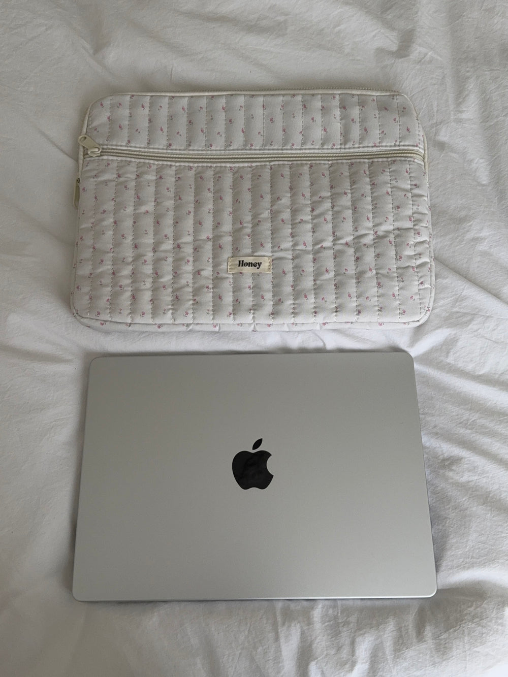 Honey computer sleeve - Off white med små lyserøde blomster