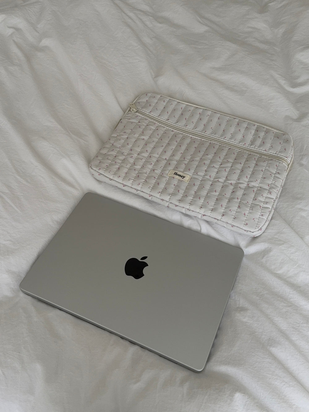 Honey computer sleeve - Off white med små lyserøde blomster