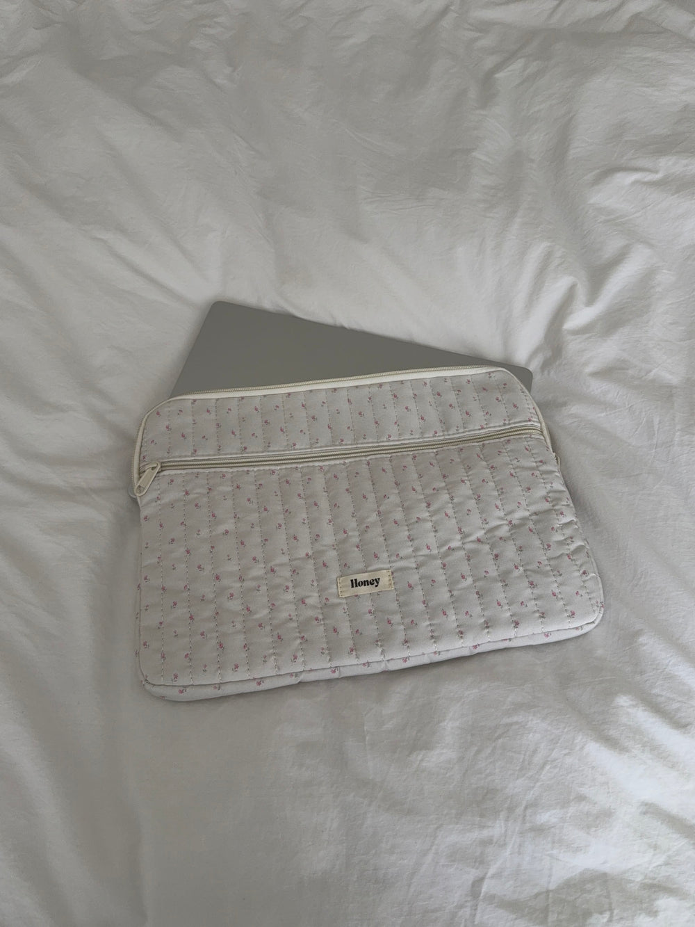 Honey computer sleeve - Off white med små lyserøde blomster