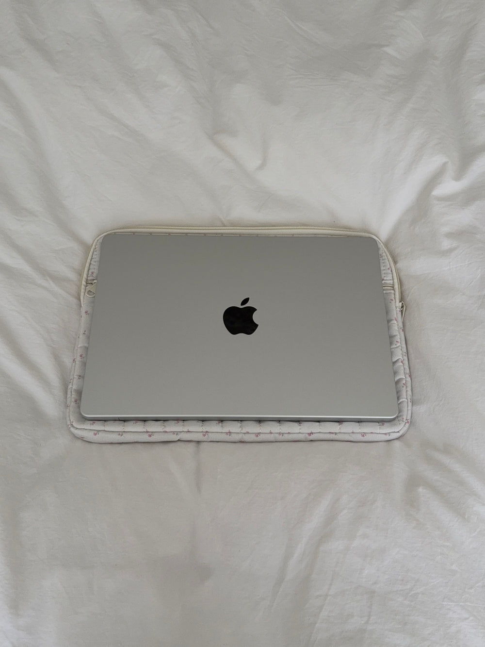 Honey computer sleeve - Off white med små lyserøde blomster