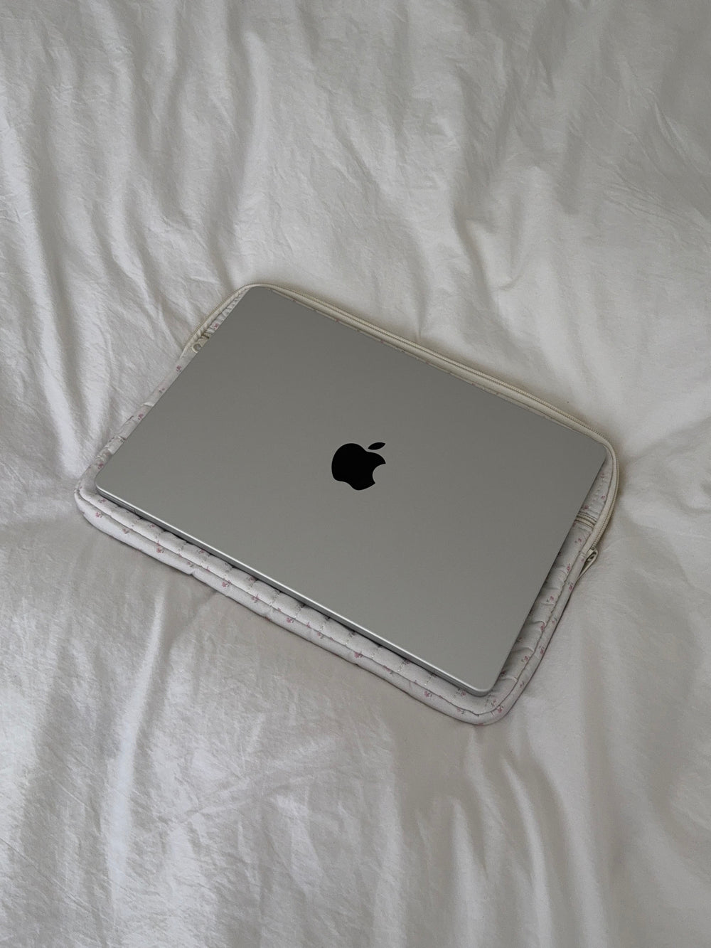 Honey computer sleeve - Off white med små lyserøde blomster