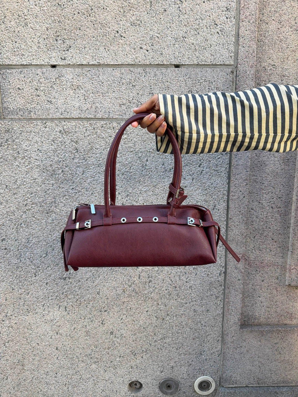 Bobby håndtaske med metalknapper - Rød