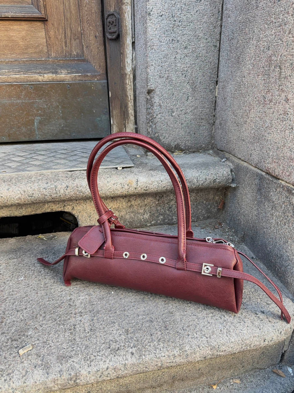 Bobby håndtaske med metalknapper - Rød