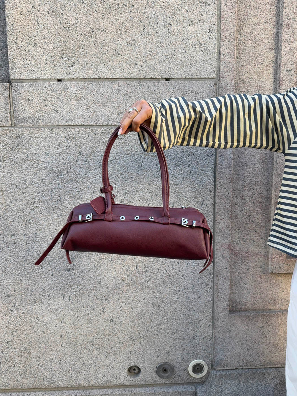 Bobby håndtaske med metalknapper - Rød