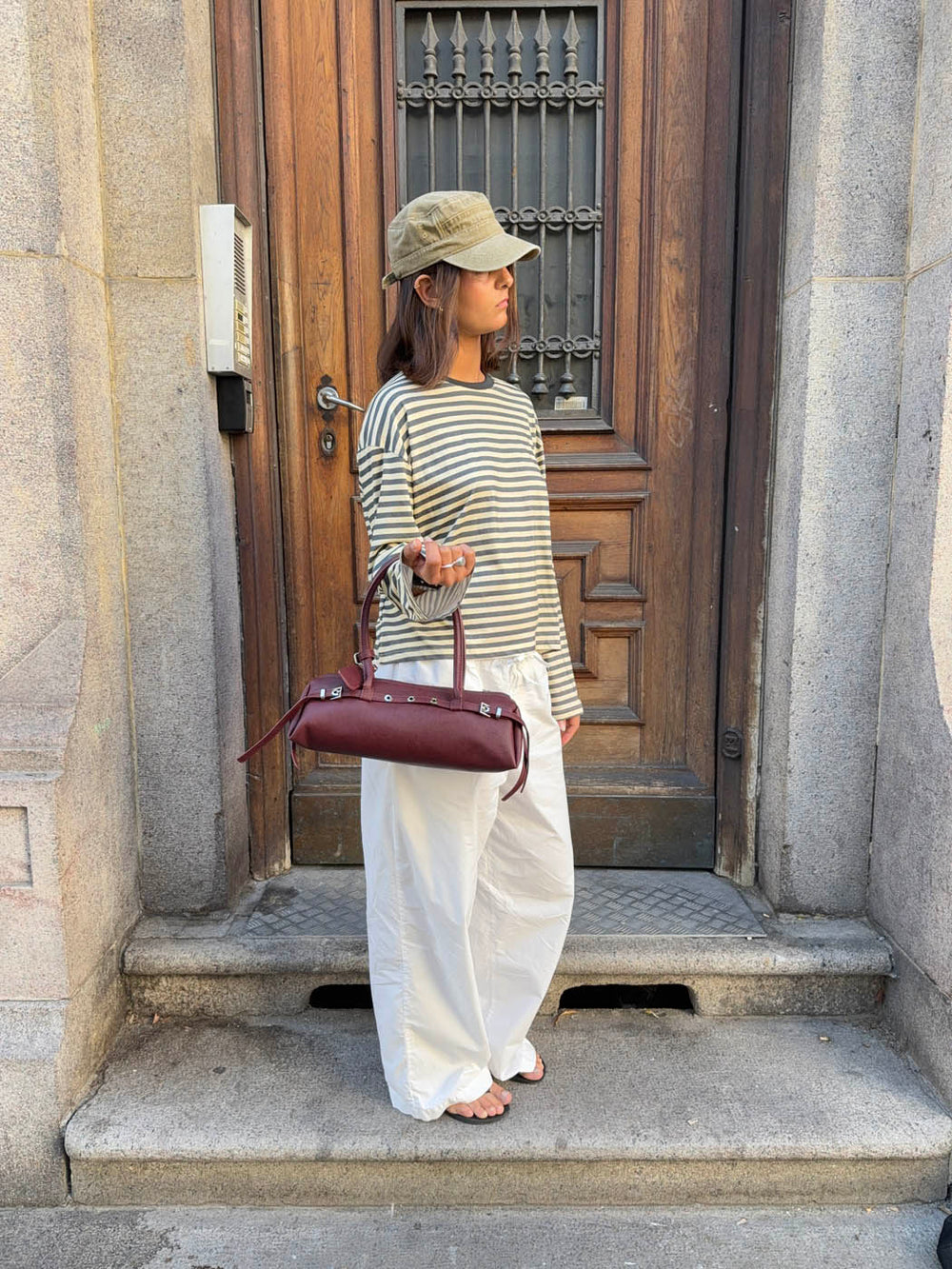 Bobby håndtaske med metalknapper - Rød