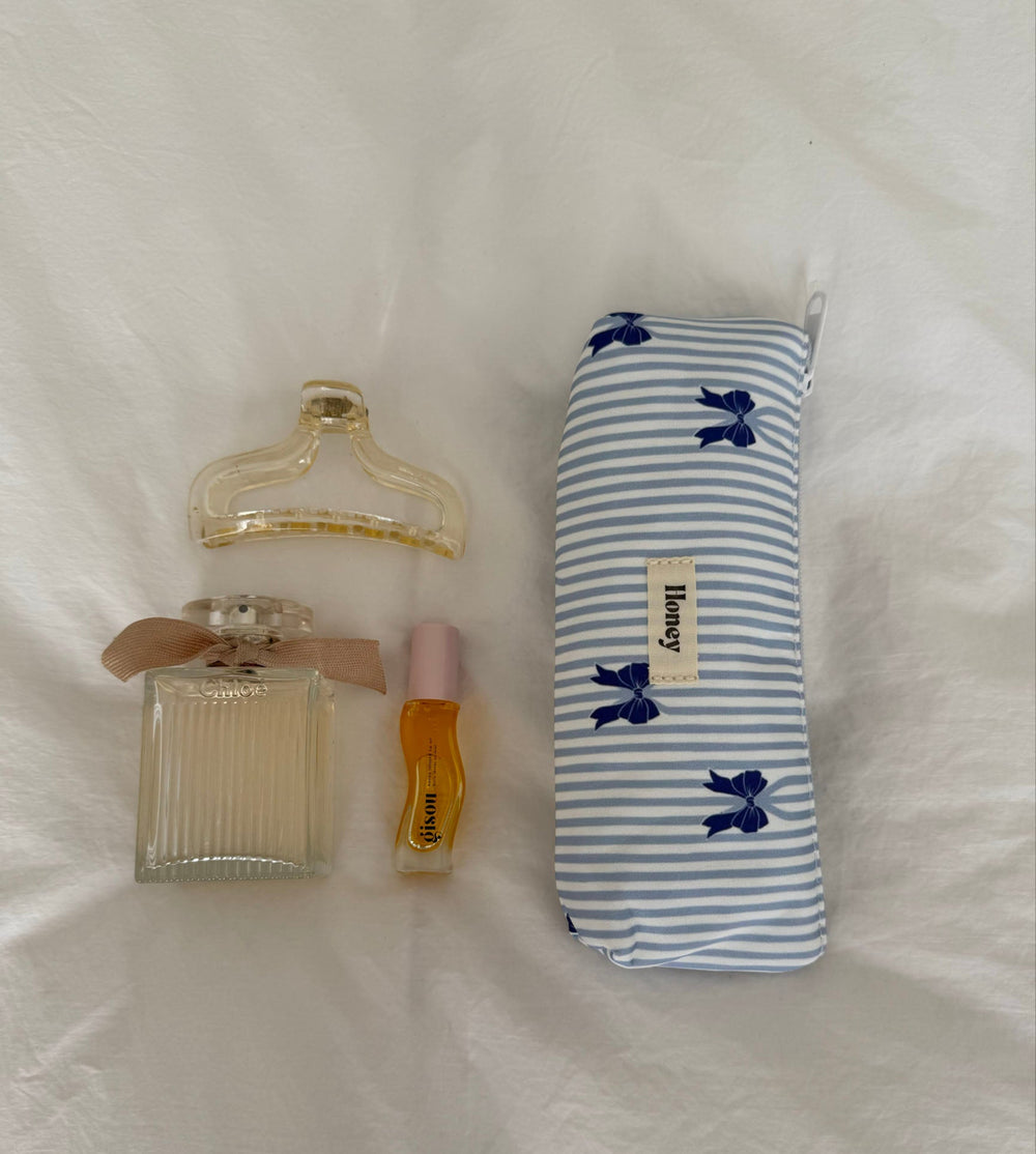 Honey lille toilettaske - Hvid/lyseblå striber med blå sløjfer
