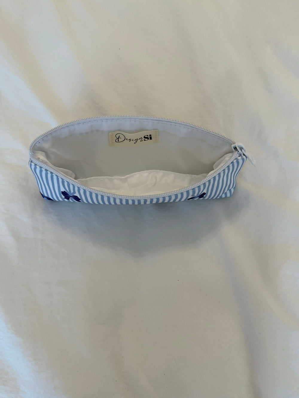 Honey lille toilettaske - Hvid/lyseblå striber med blå sløjfer