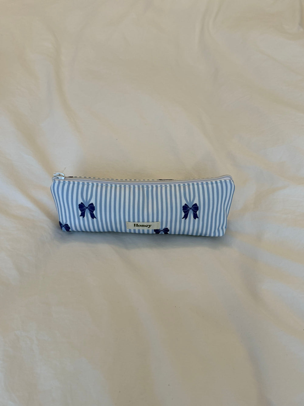 Honey lille toilettaske - Hvid/lyseblå striber med blå sløjfer