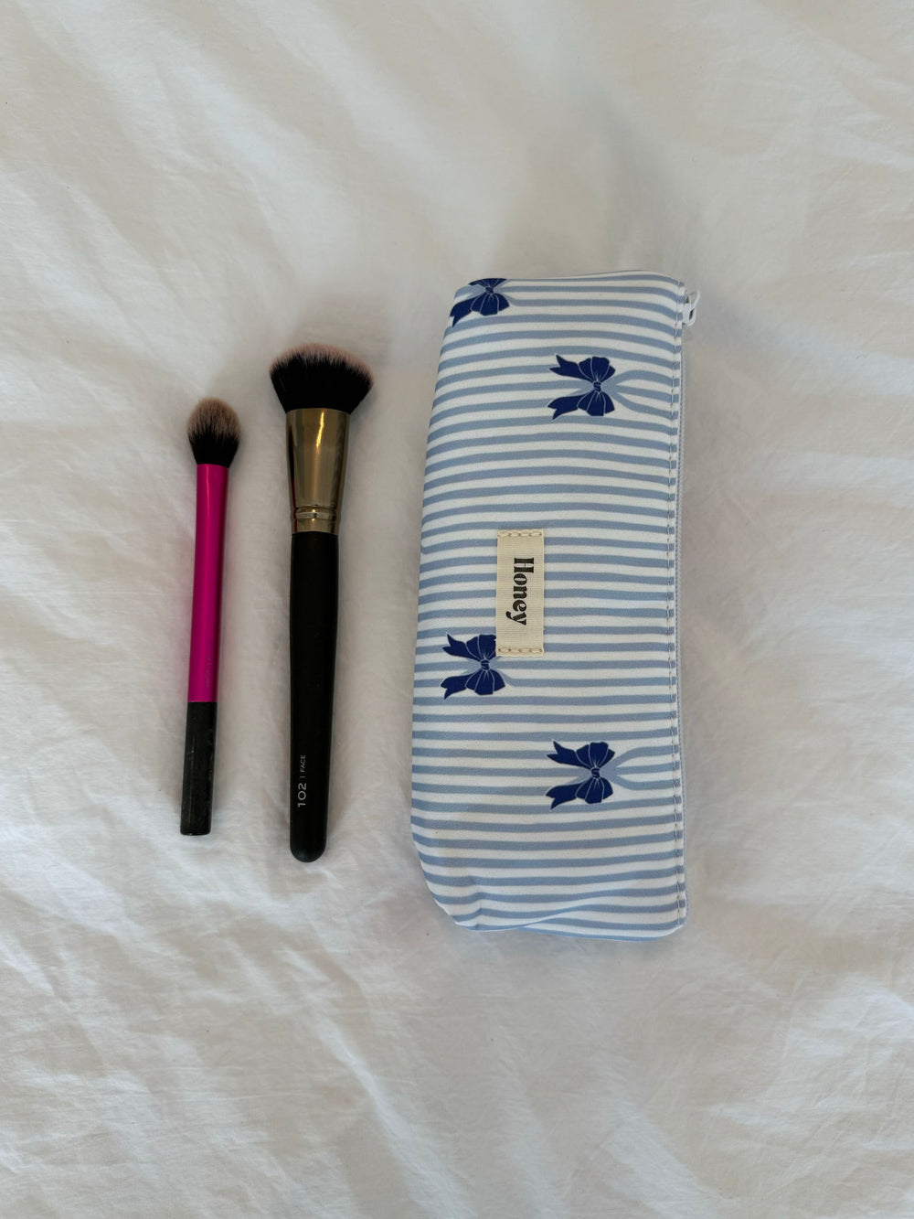 Honey lille toilettaske - Hvid/lyseblå striber med blå sløjfer