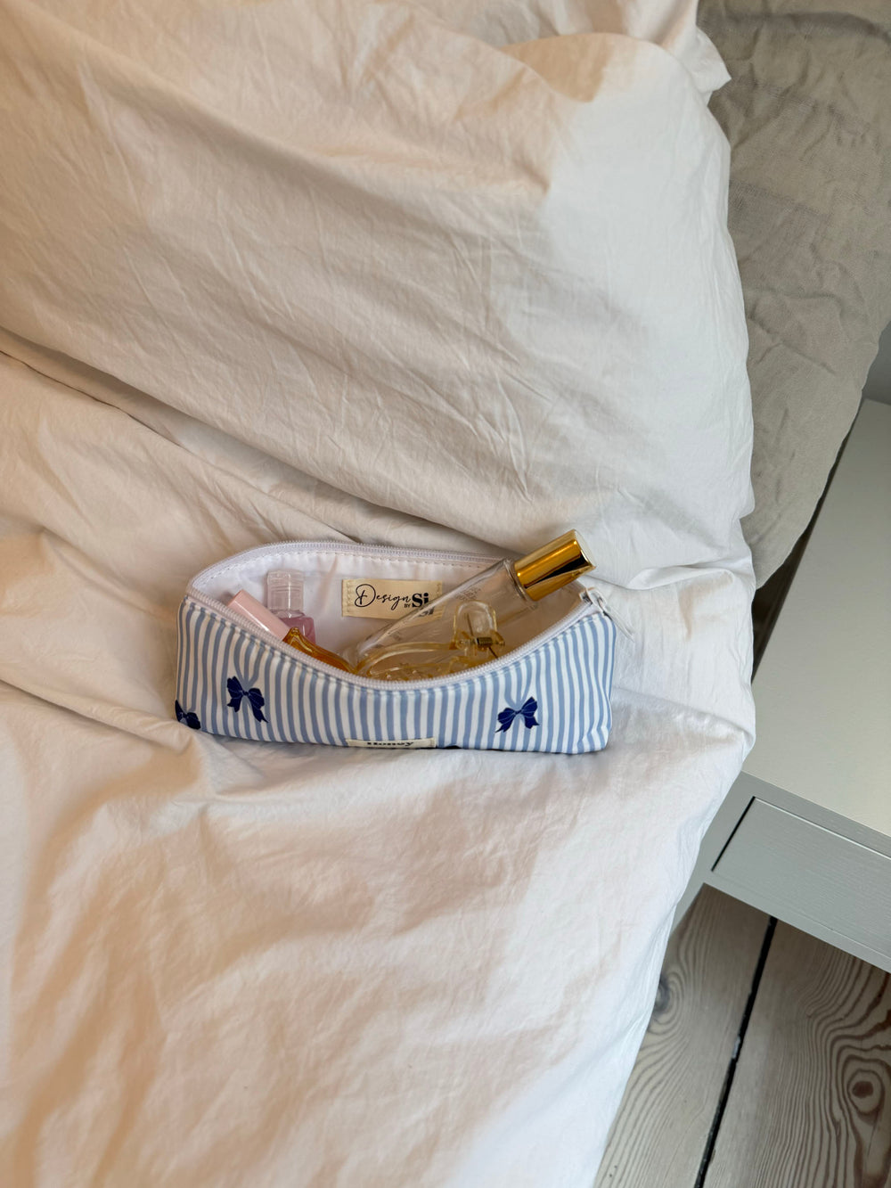 Honey lille toilettaske - Hvid/lyseblå striber med blå sløjfer