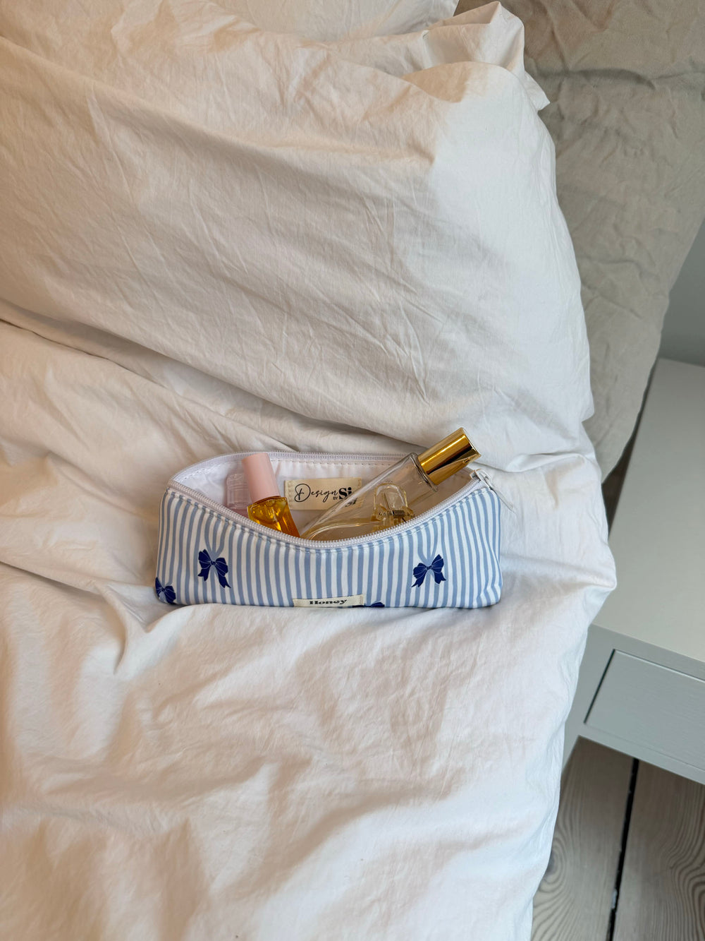 Honey lille toilettaske - Hvid/lyseblå striber med blå sløjfer