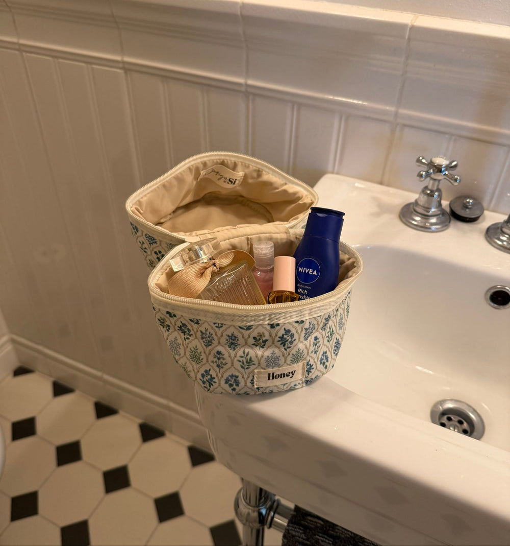 Honey lille toilettaske - Hvid med forskellige blomster