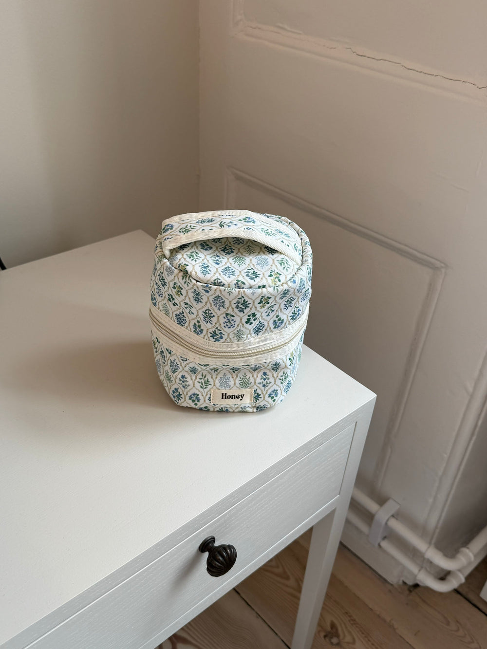 Honey lille toilettaske - Hvid med forskellige blomster