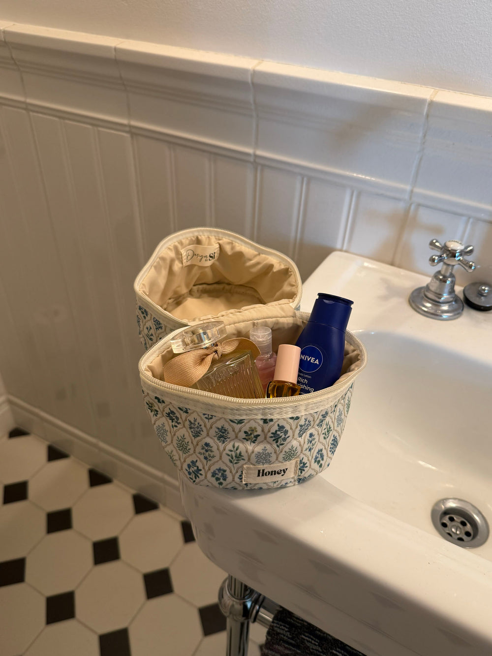 Honey lille toilettaske - Hvid med forskellige blomster