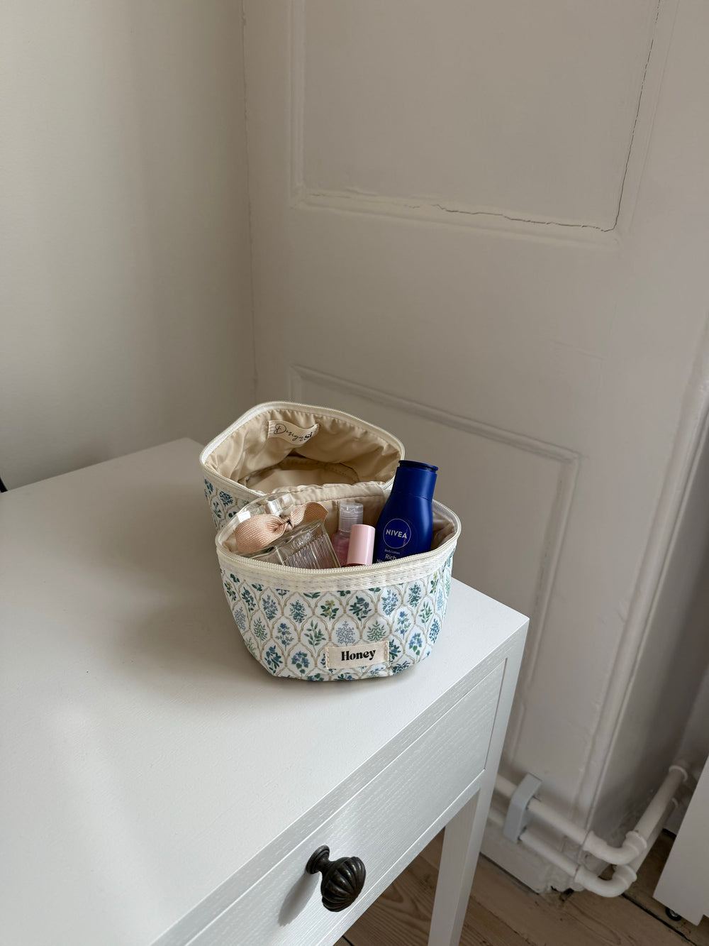 Honey lille toilettaske - Hvid med forskellige blomster