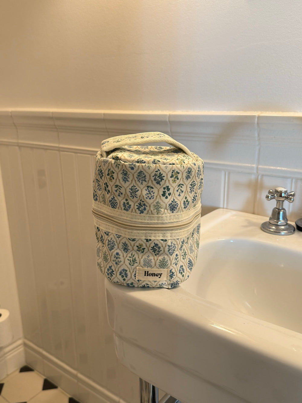 Honey lille toilettaske - Hvid med forskellige blomster