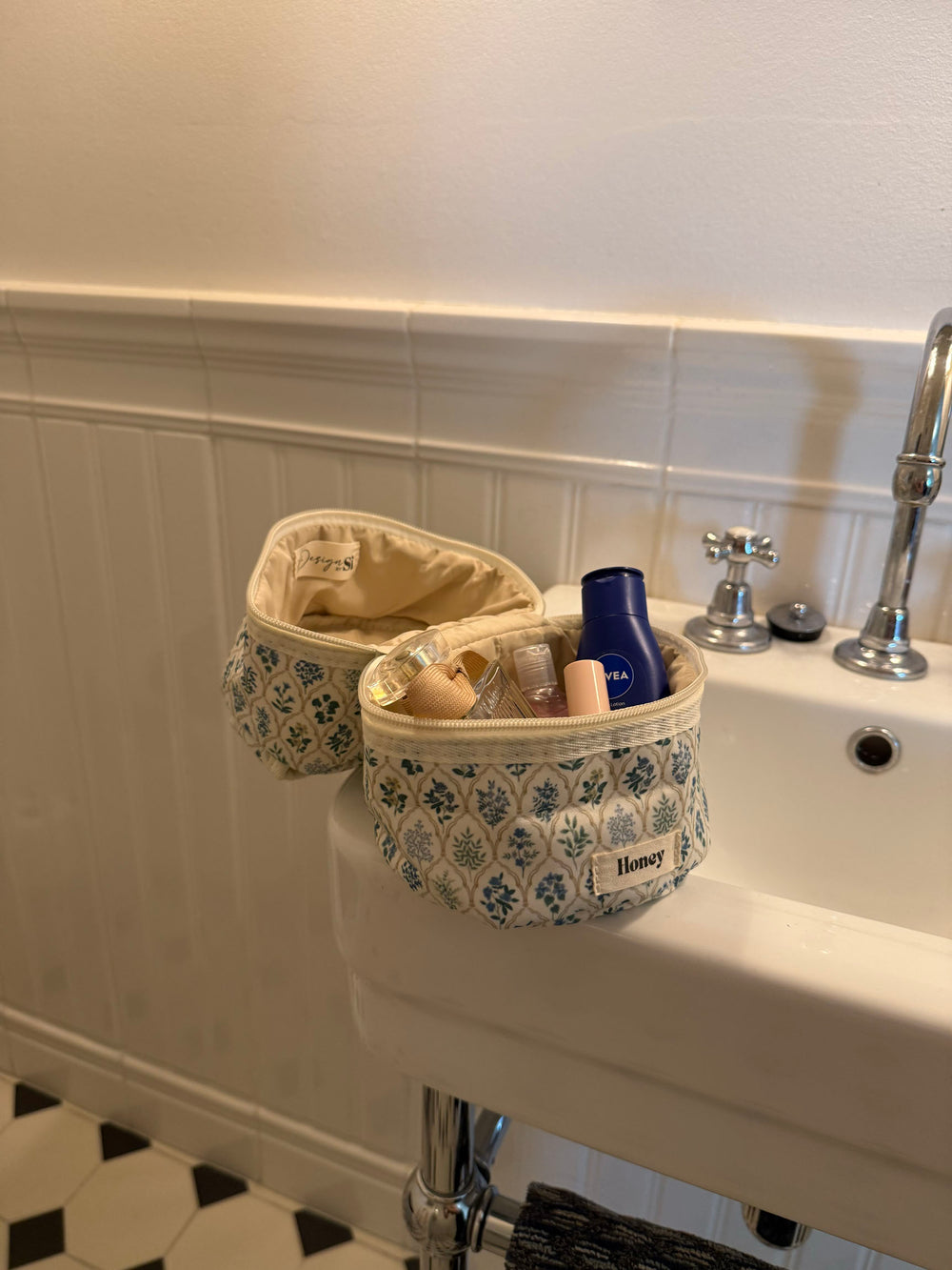 Honey lille toilettaske - Hvid med forskellige blomster