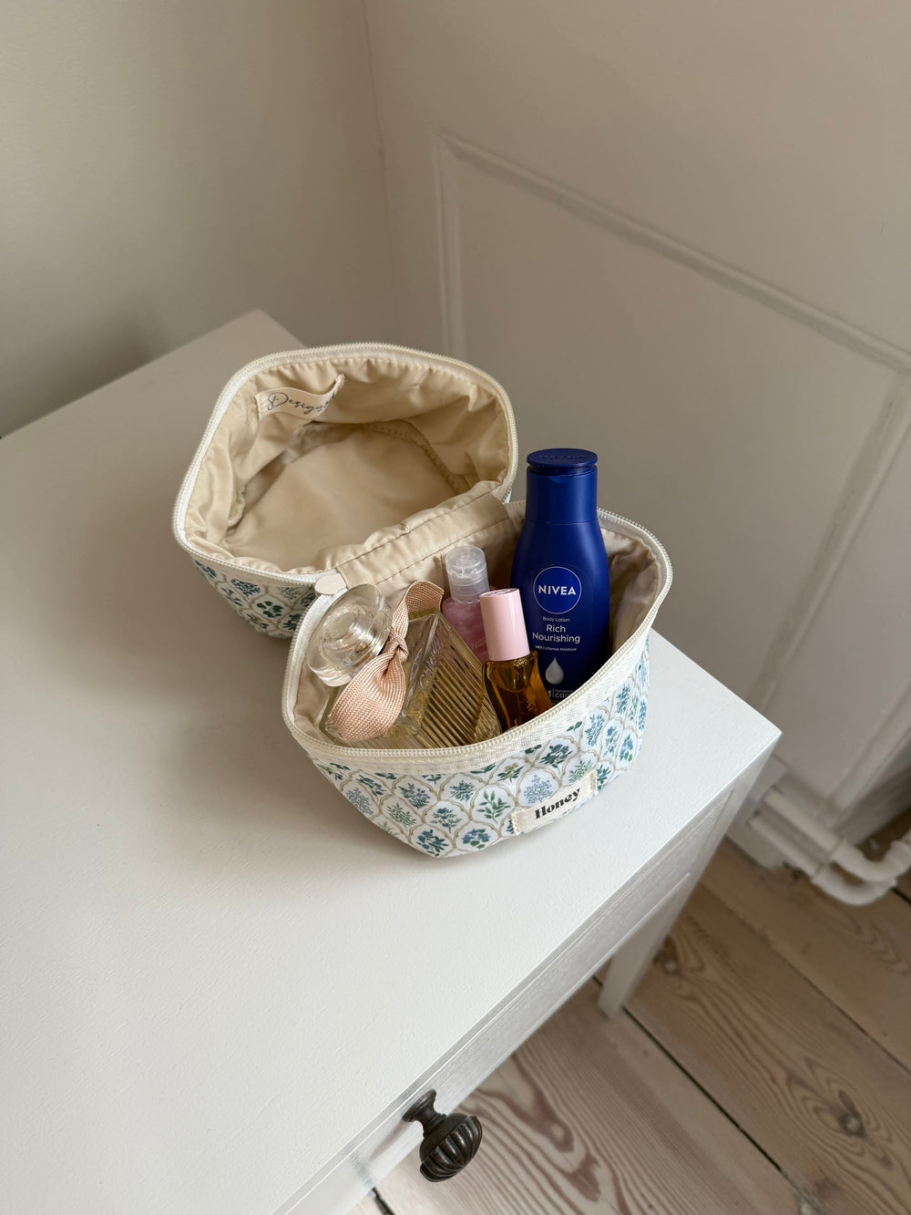 Honey lille toilettaske - Hvid med forskellige blomster