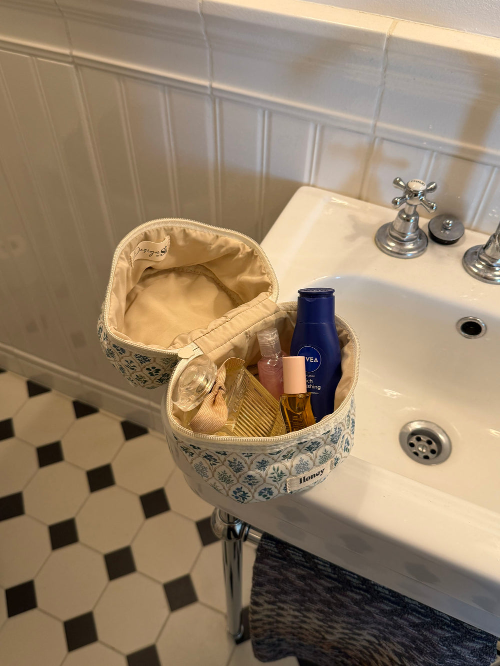 Honey lille toilettaske - Hvid med forskellige blomster