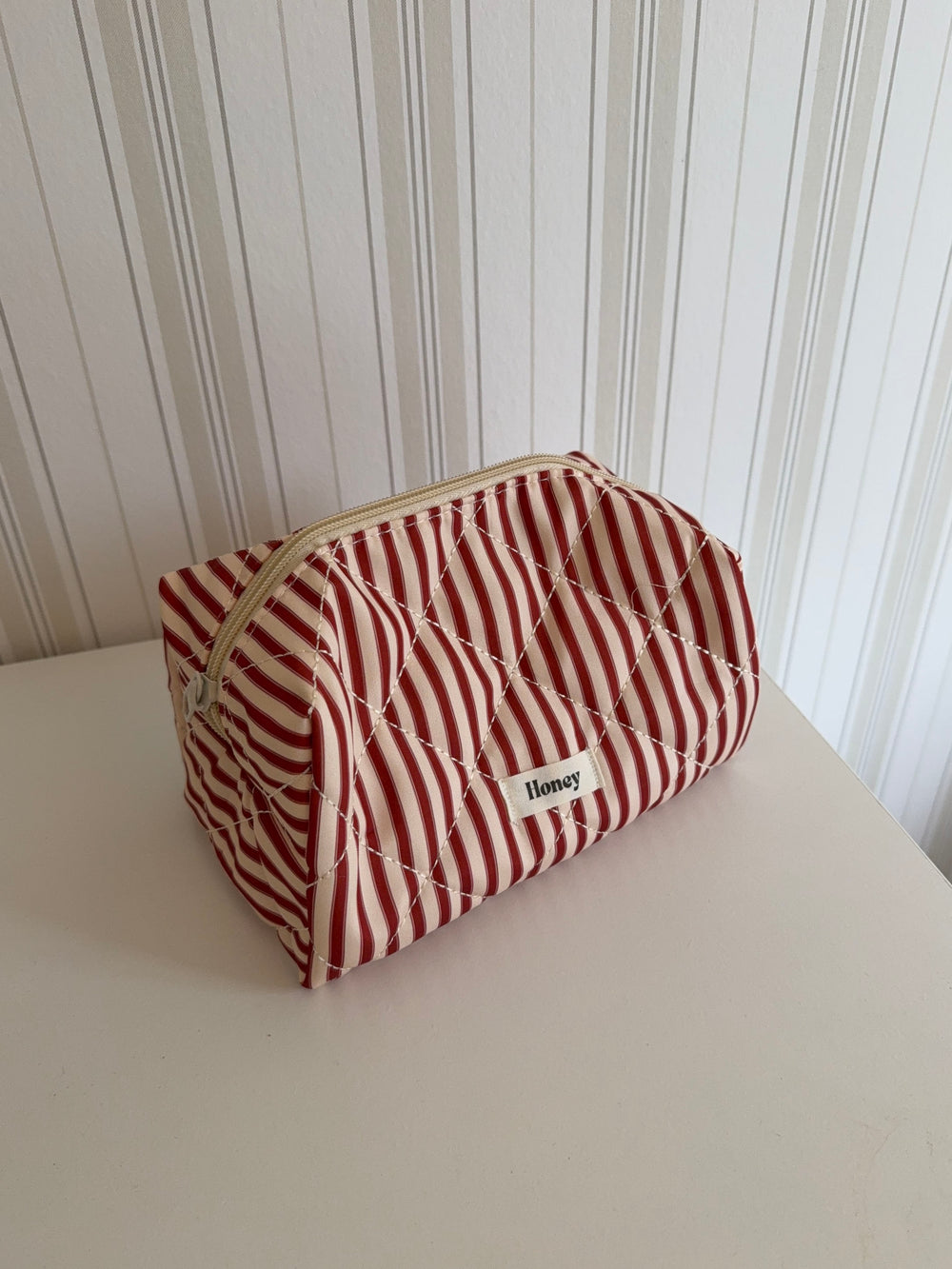 Honey lille toilettaske - Striber i rød/beige