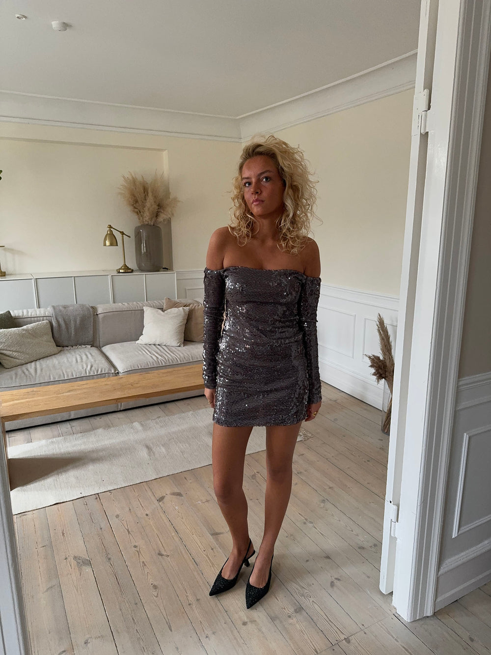 Lunea off shoulder kjole med pallietter - Grå