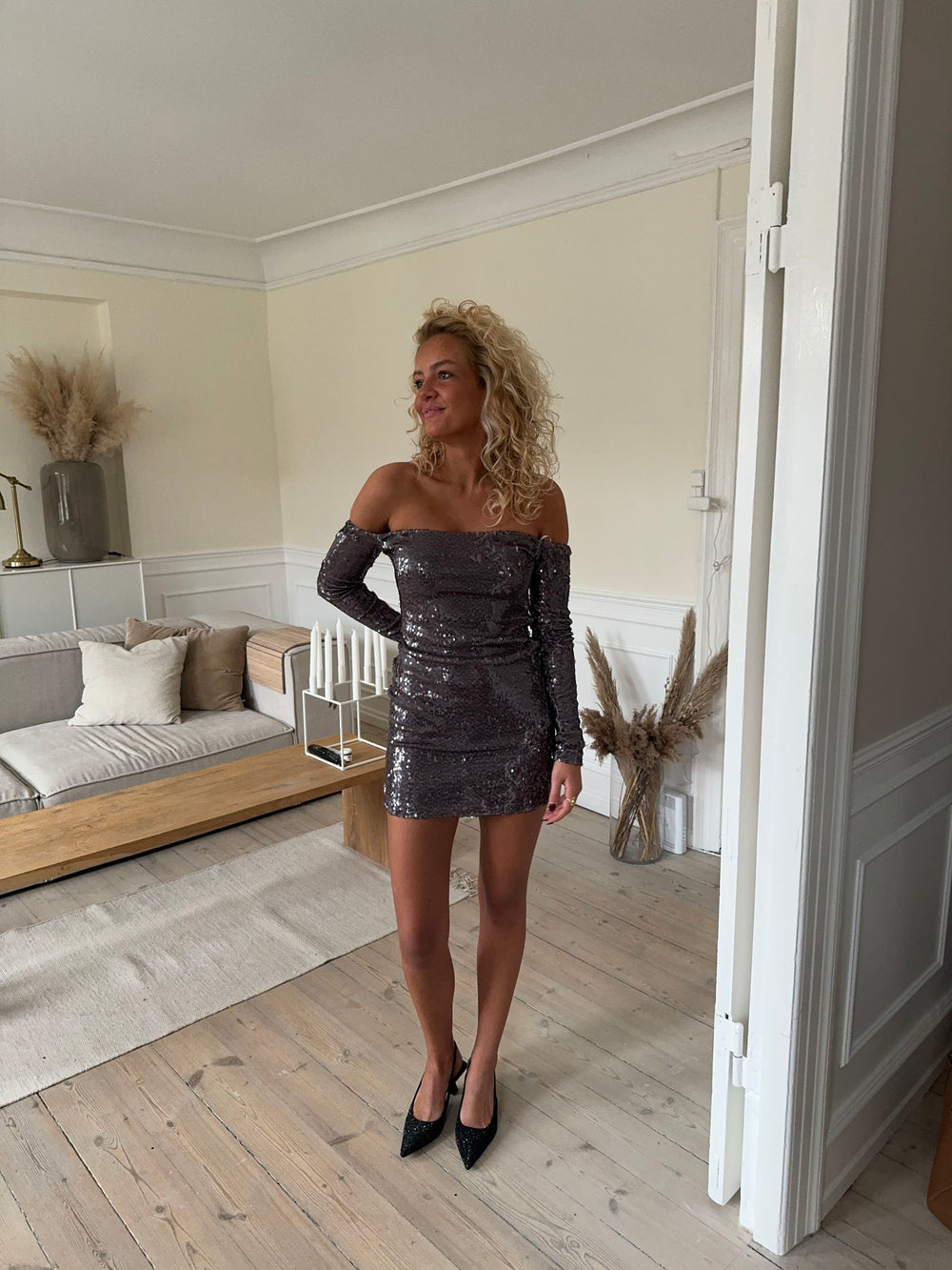 Lunea off shoulder kjole med pallietter - Grå