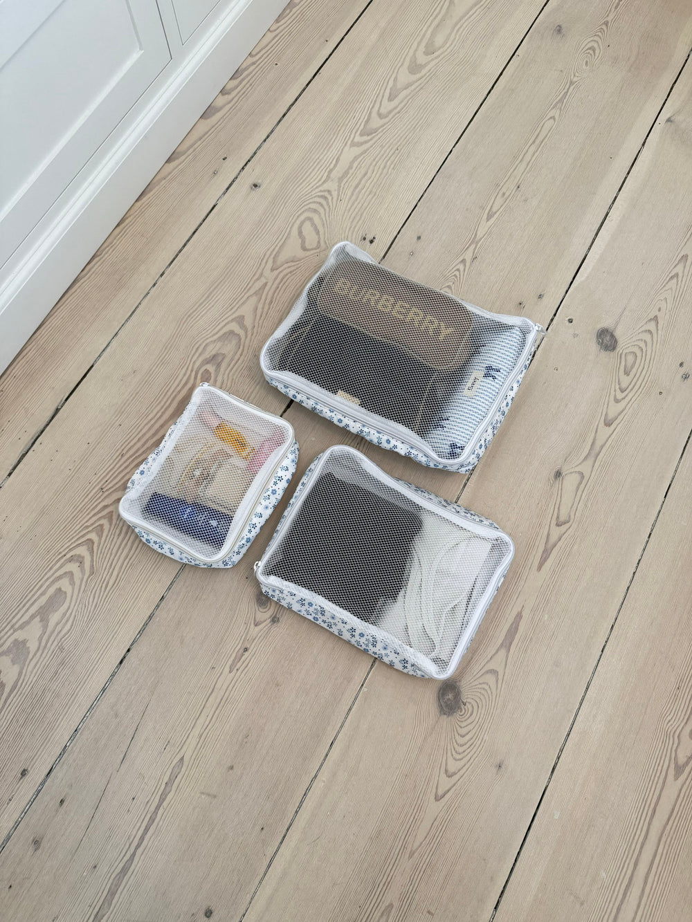 Honey packing cubes - Hvid med blå blomster