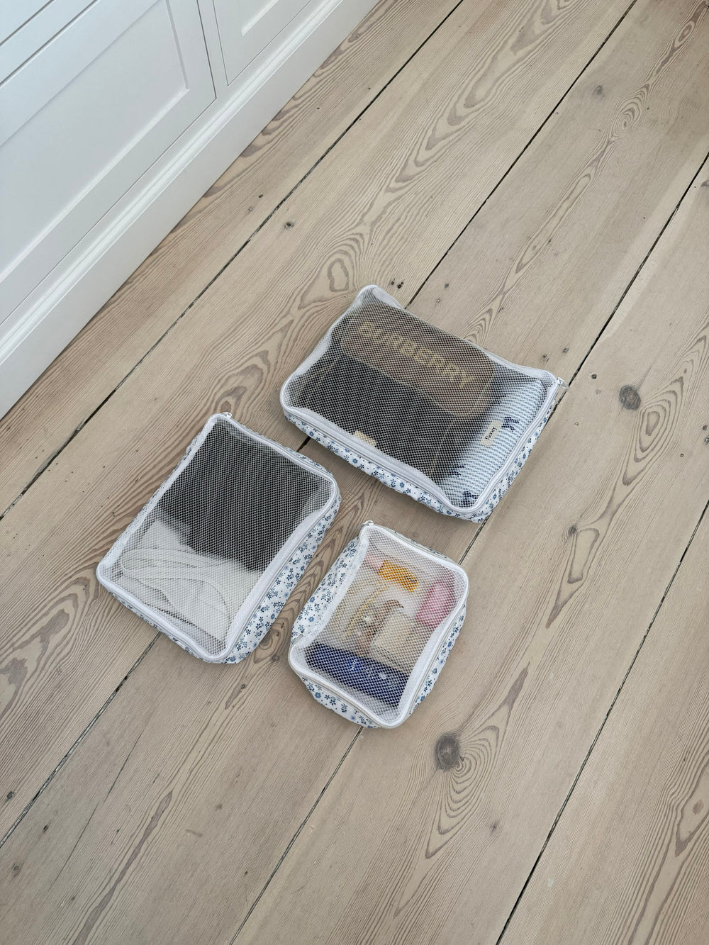 Honey packing cubes - Hvid med blå blomster