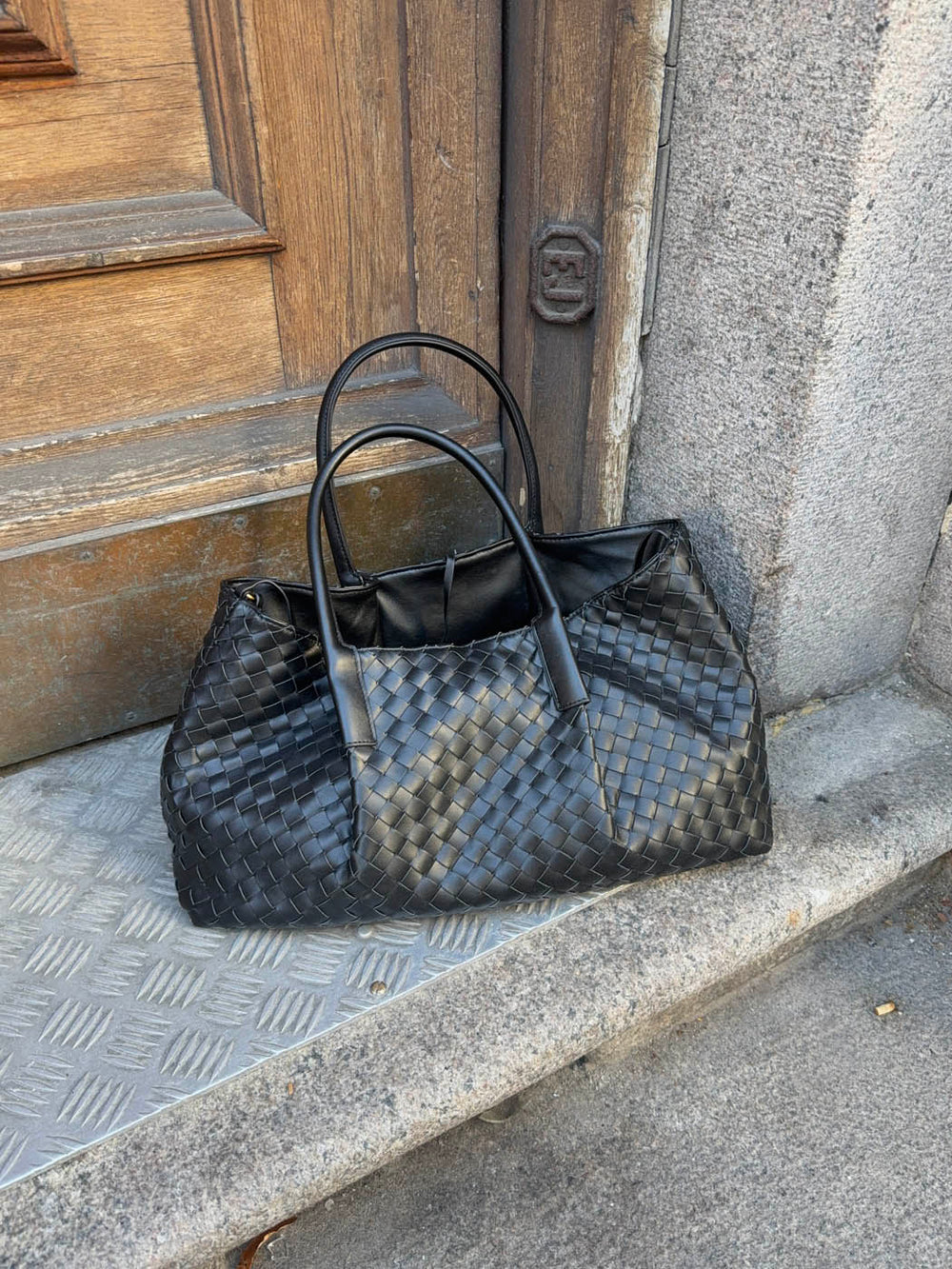 Milu skuldertaske i flet - Sort