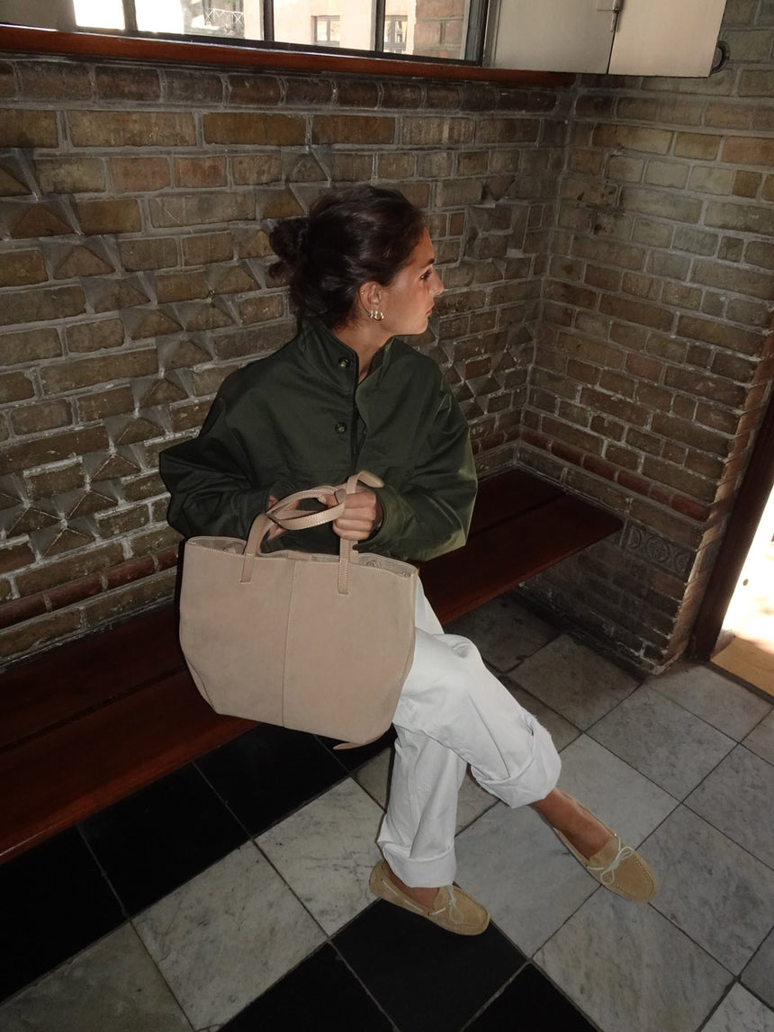 Bergen skuldertaske i ruskind -  Lys Beige