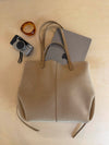 Bergen skuldertaske i ruskind -  Lys Beige