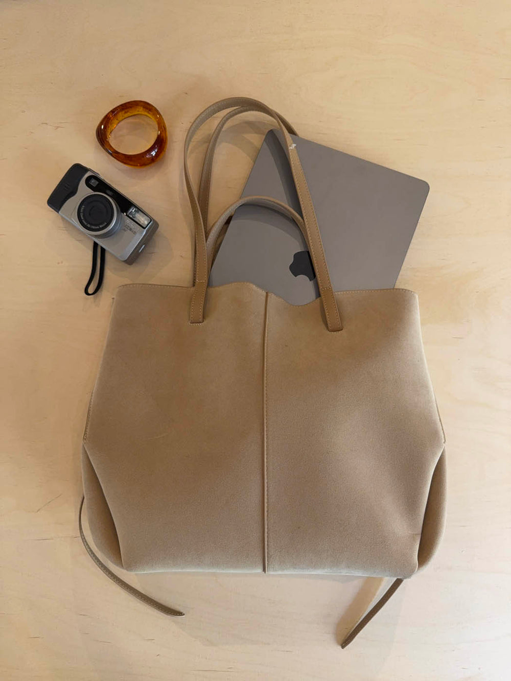 Bergen skuldertaske i ruskind -  Lys Beige