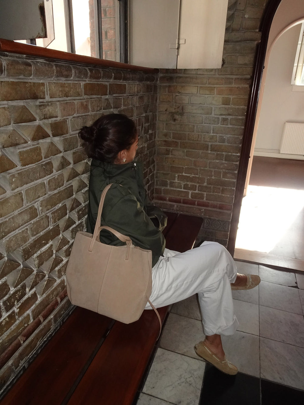 Bergen skuldertaske i ruskind -  Lys Beige