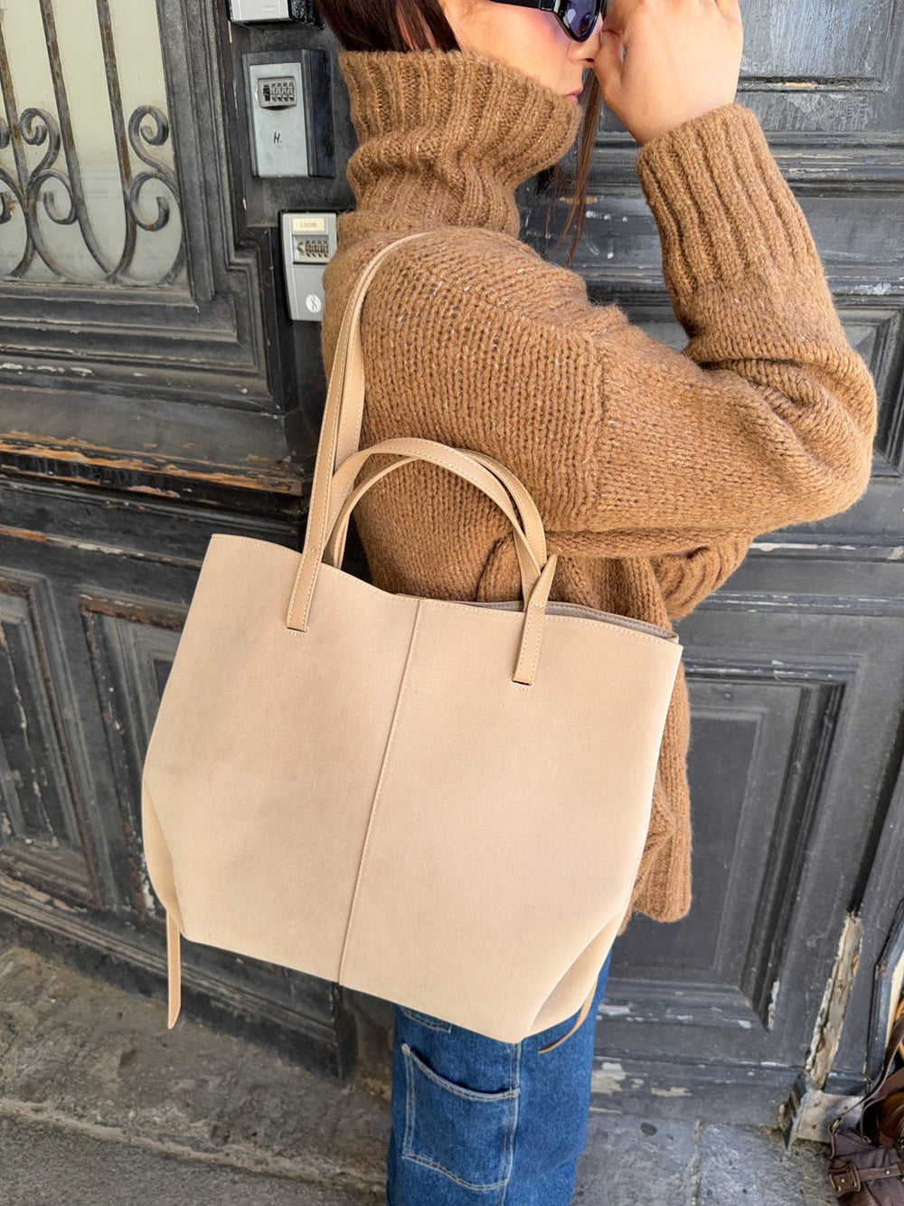 Bergen skuldertaske i ruskind -  Lys Beige