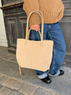 Bergen skuldertaske i ruskind -  Lys Beige