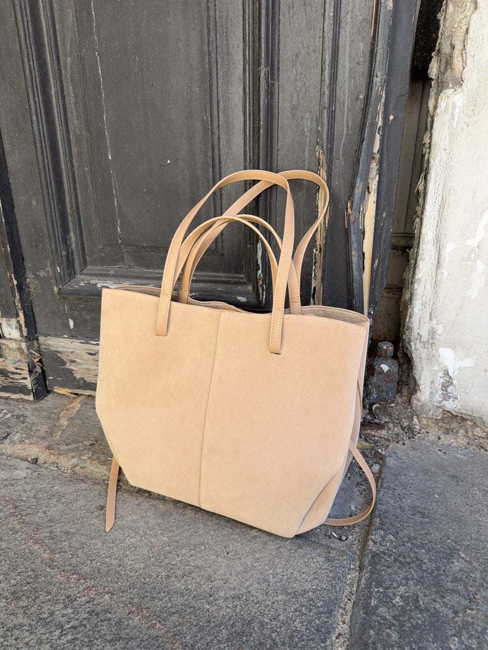Bergen skuldertaske i ruskind -  Lys Beige