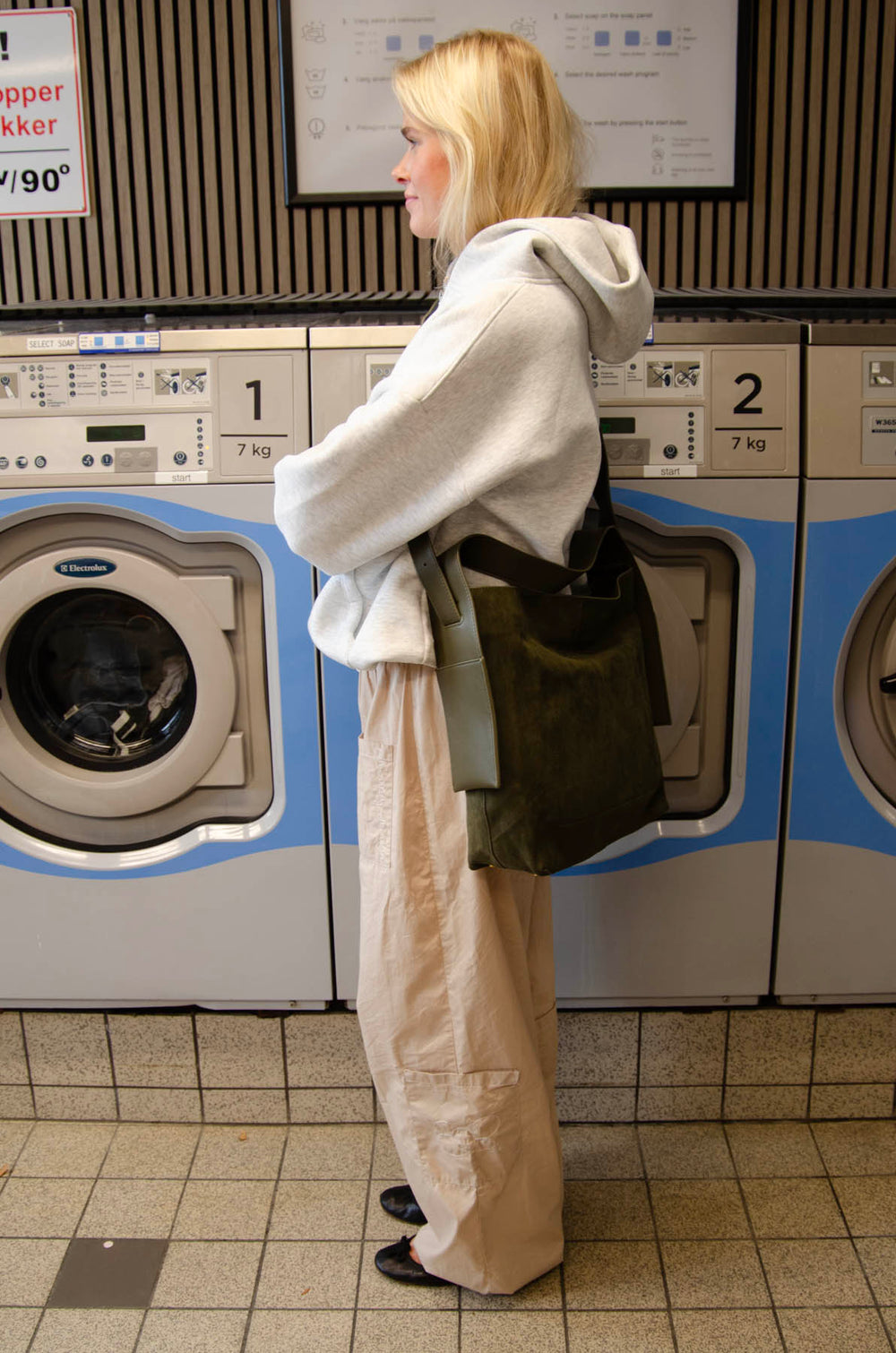 Sile skuldertaske i ruskind med sidelommer - Kaki