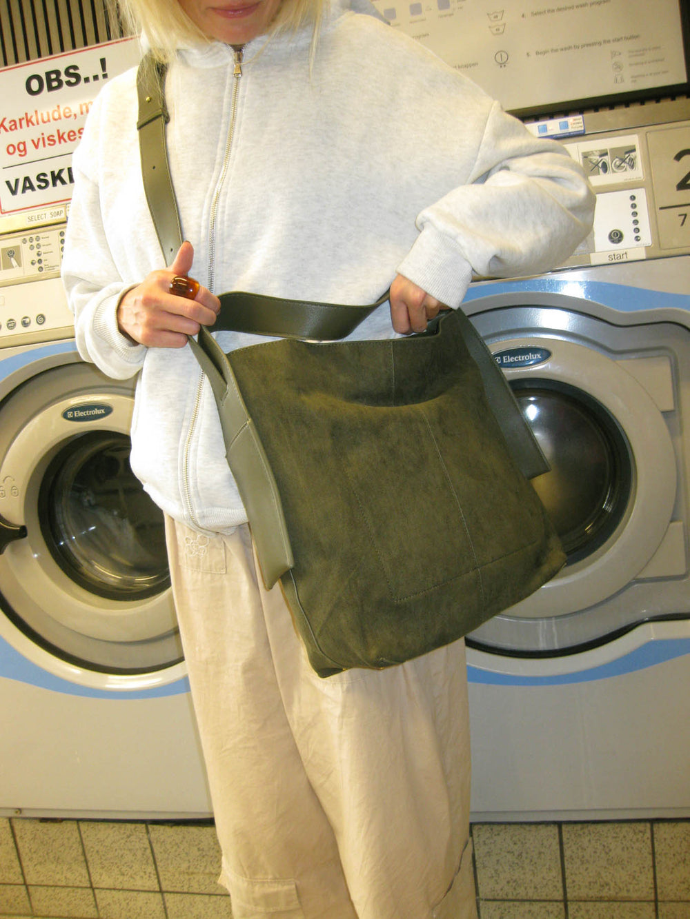 Sile skuldertaske i ruskind med sidelommer - Kaki