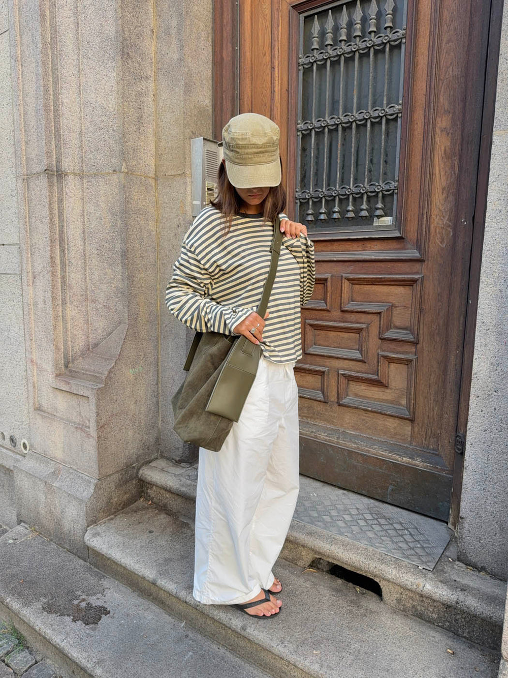 Sile skuldertaske i ruskind med sidelommer - Kaki