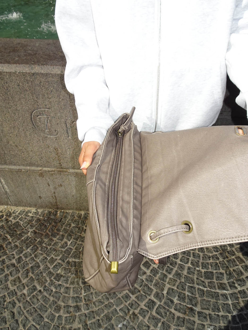 Vilo skuldertaske med spænde - Brun