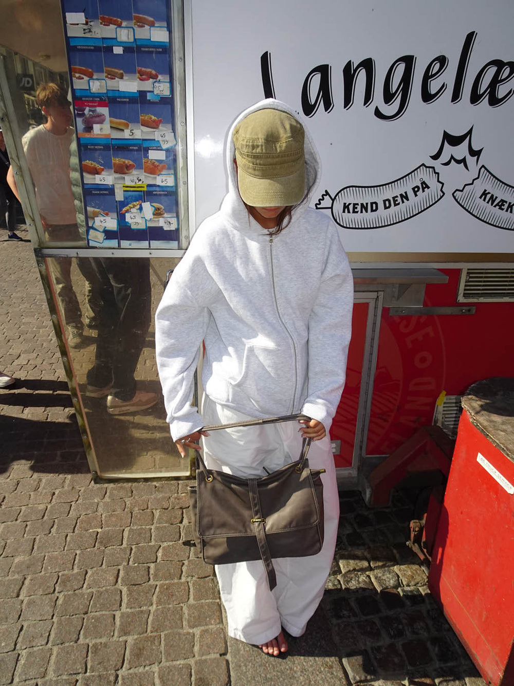 Vilo skuldertaske med spænde - Brun