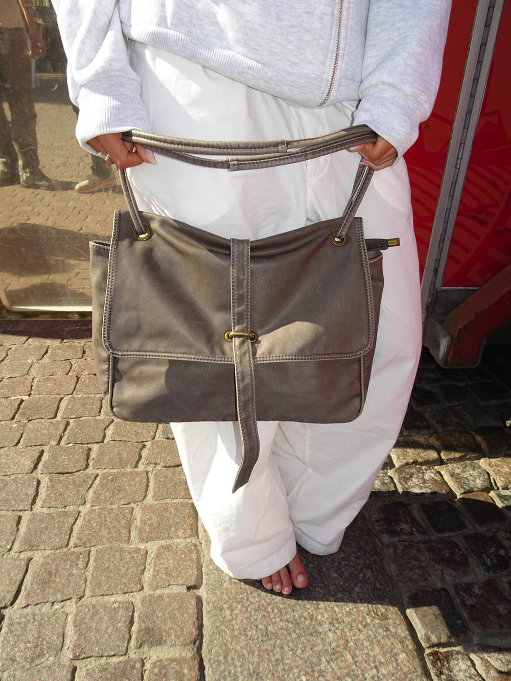 Vilo skuldertaske med spænde - Brun