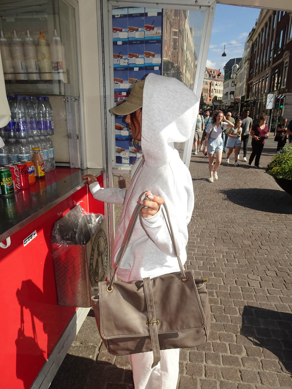 Vilo skuldertaske med spænde - Brun