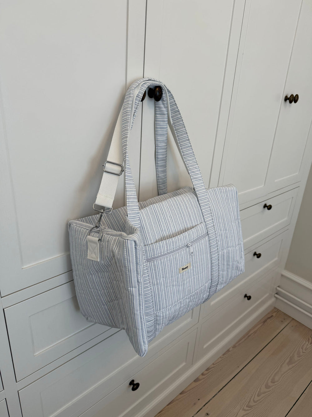 Honey stor taske med crossbody strop - Hvid med blå striber