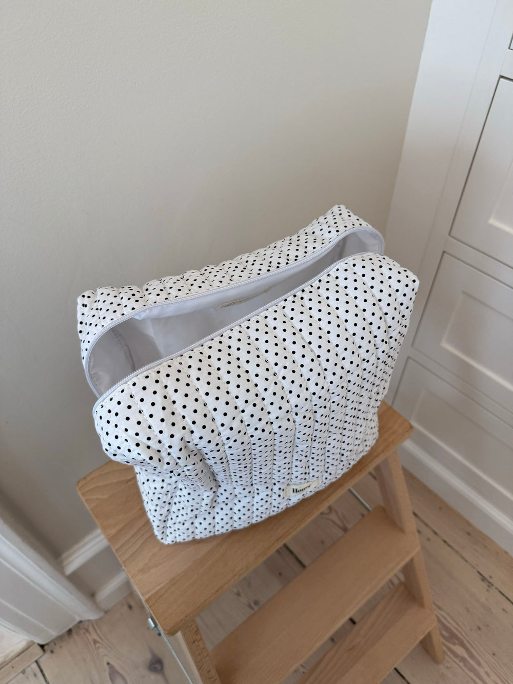 Honey stor toilettaske - Hvid med polka prikker