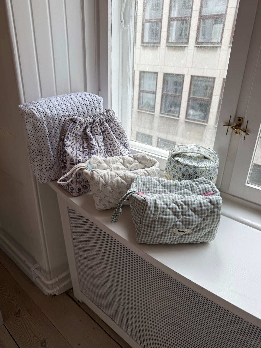 Honey stor toilettaske - Hvid med lilla konkylier