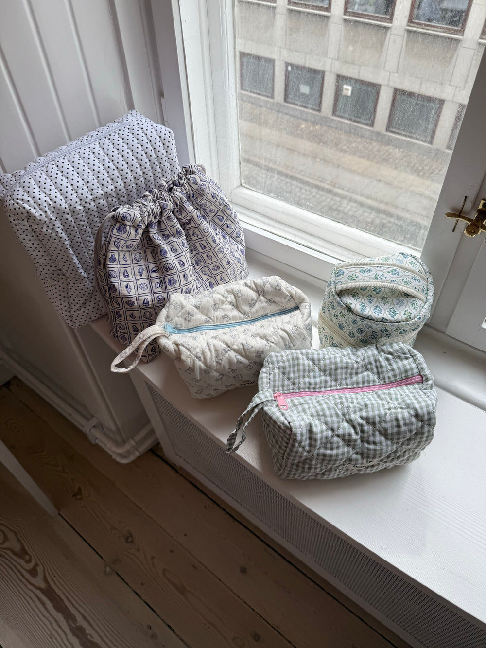 Honey stor toilettaske - Hvid med polka prikker