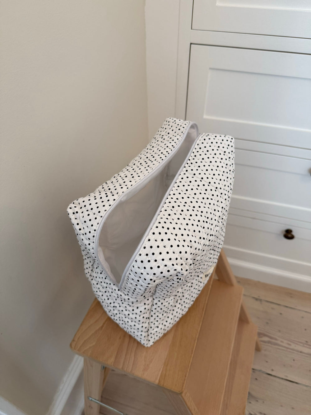 Honey stor toilettaske - Hvid med polka prikker