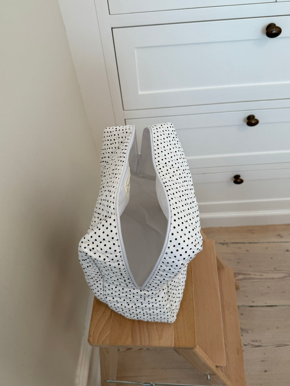 Honey stor toilettaske - Hvid med polka prikker